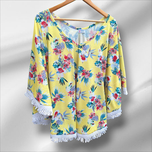 Poncho floral amarelo com franjas – leve, fresco e feito artesanalmente – ideal para verão e praia