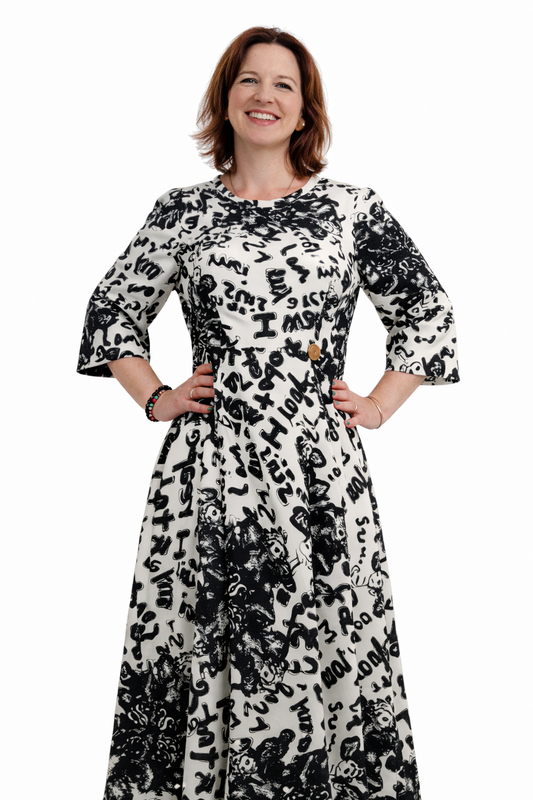 Vestido midi em malha de algodão com fantasia em preto e branco e mangas de pregas