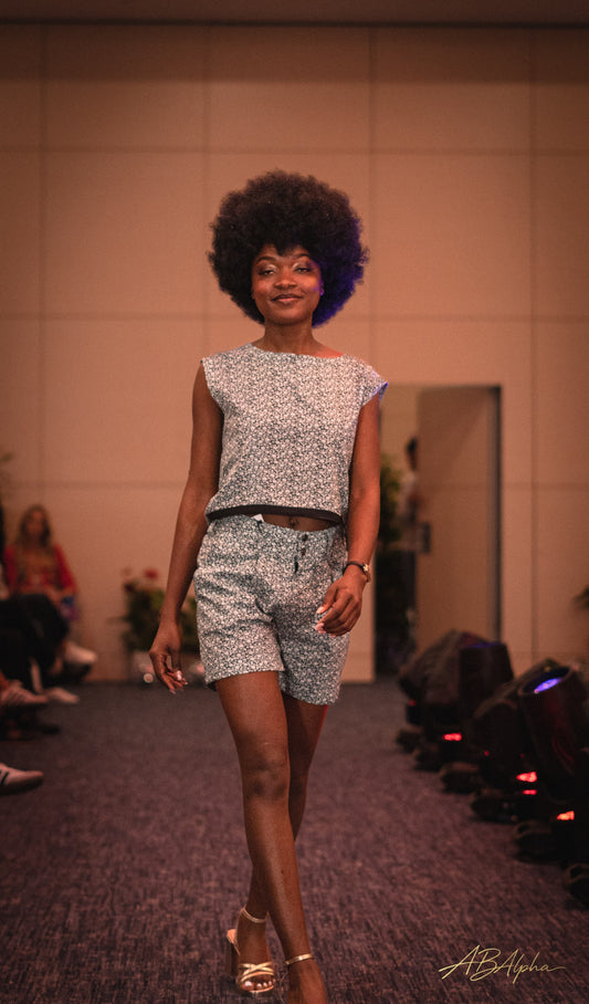 Conjunto Floral de Verão – Top Largo e Calção com Prega