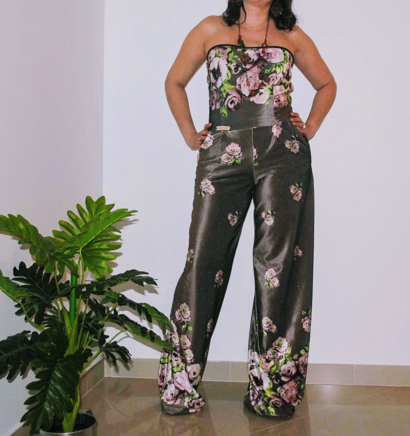 Macacão cai-cai em veludo floral Made4you® 🤎 Peça Única