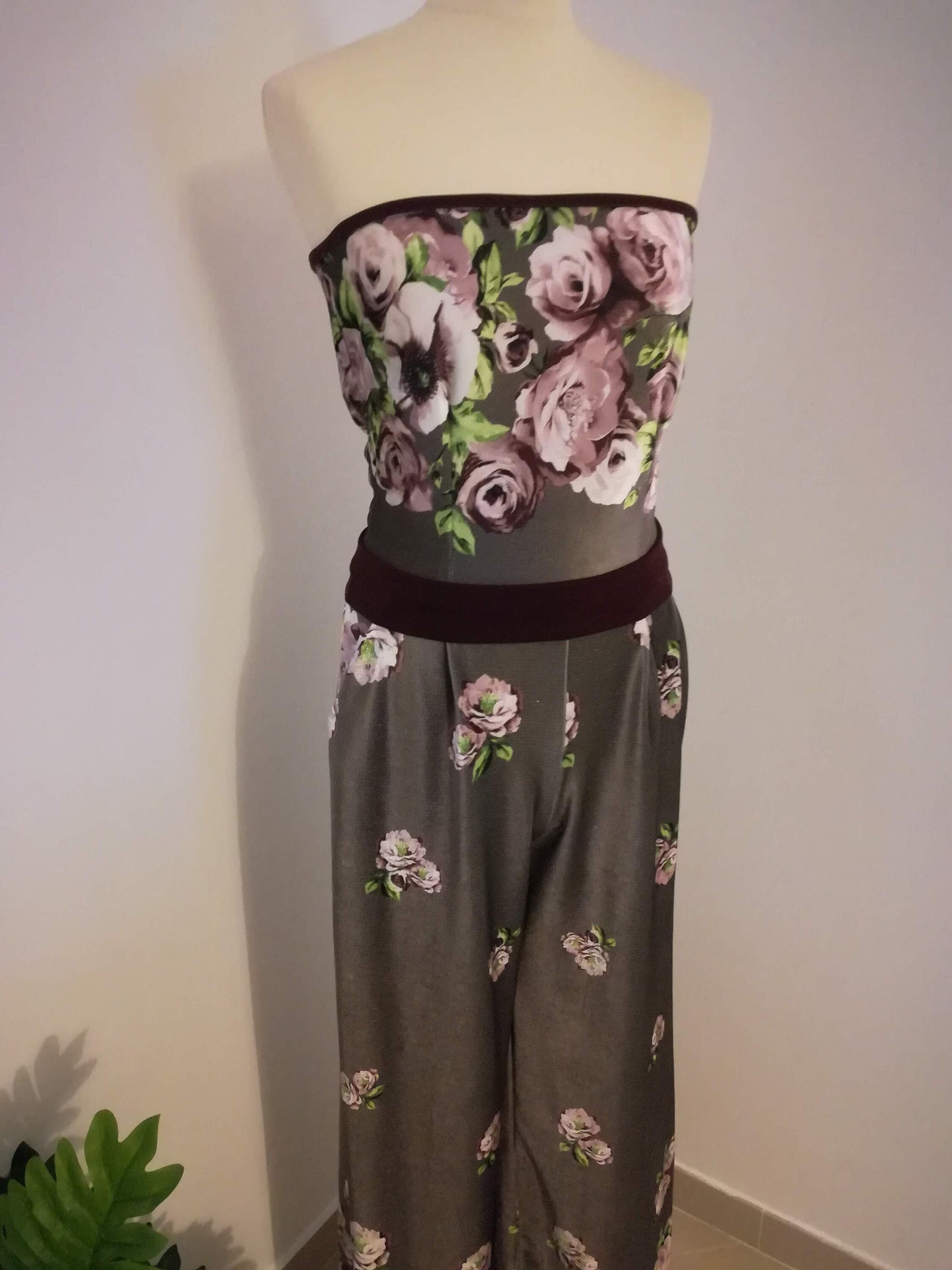 Macacão cai-cai em veludo floral Made4you® 🤎 Peça Única