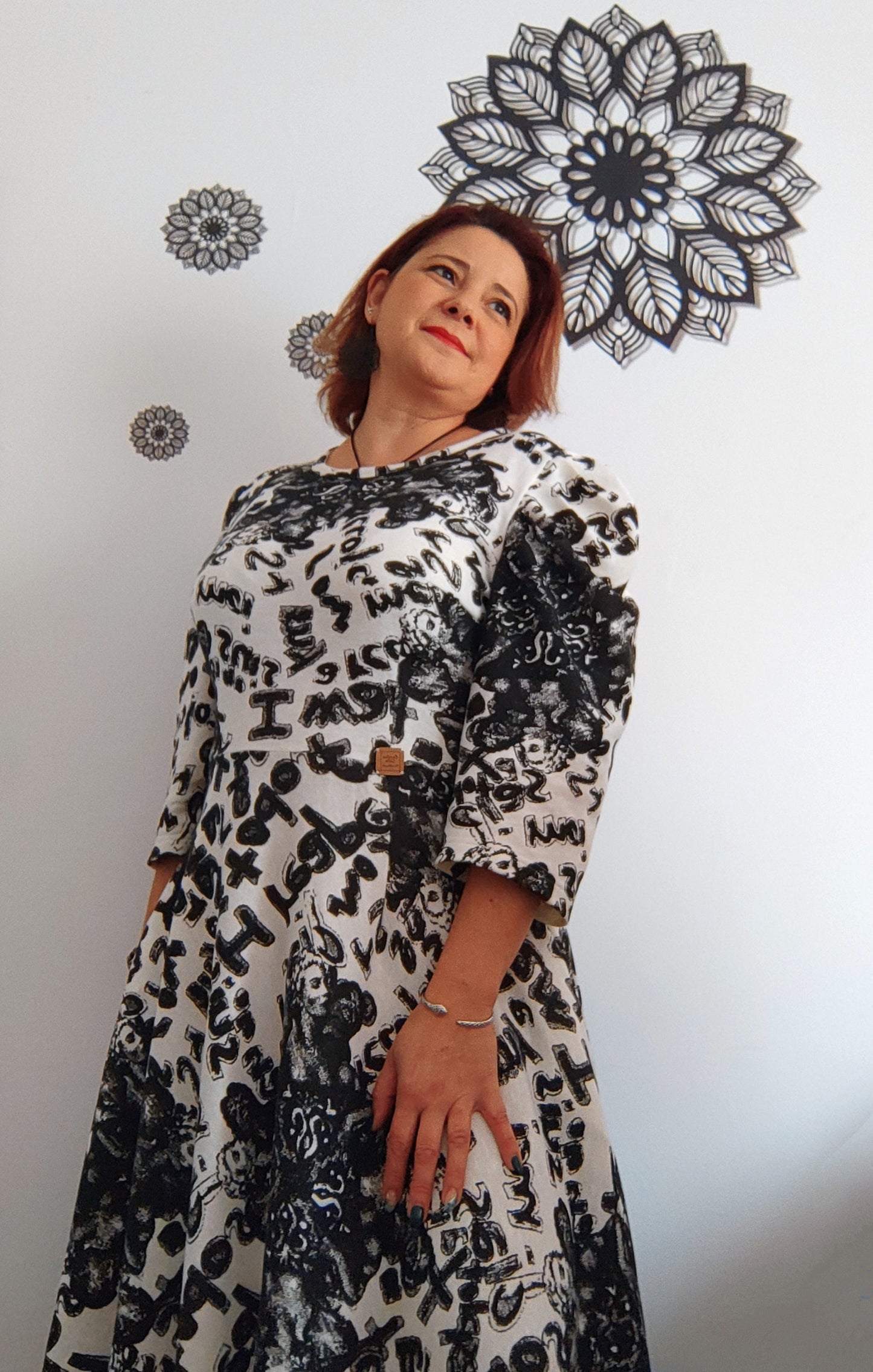 Vestido midi em malha de algodão com fantasia em preto e branco e mangas de pregas