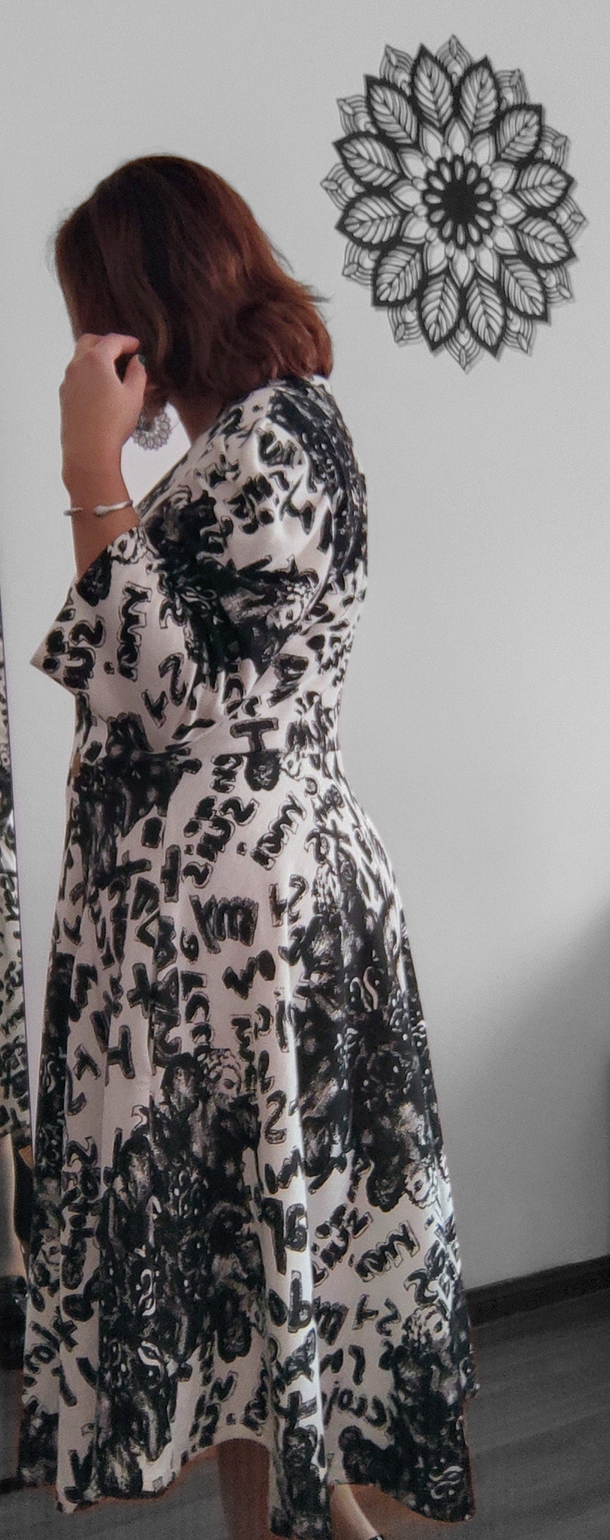 Vestido midi em malha de algodão com fantasia em preto e branco e mangas de pregas