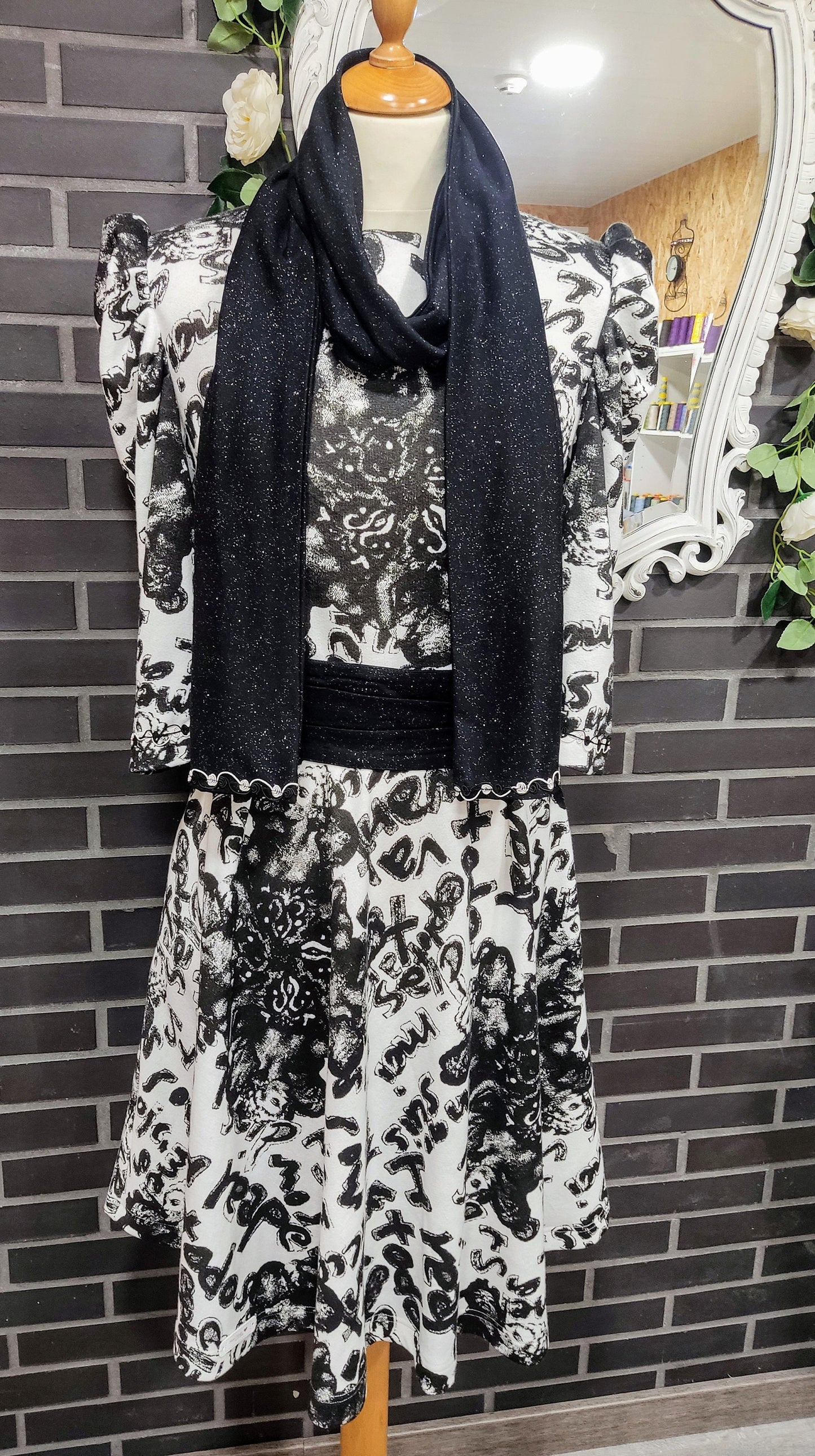 Vestido midi em malha de algodão com fantasia em preto e branco e mangas de pregas