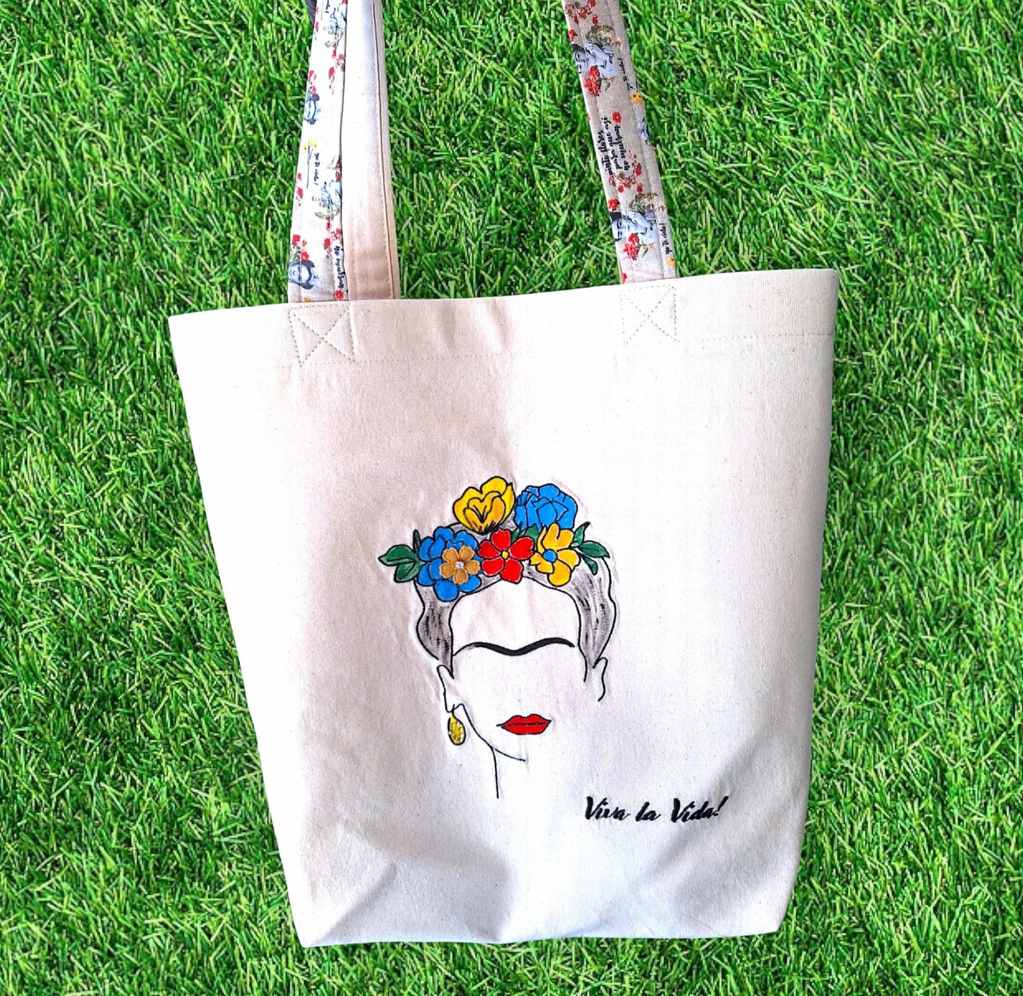 Tote bag Frida Kahlo bordada à mão – Saco sustentável em algodão cru – Viva la Vida – Arte e estilo boho