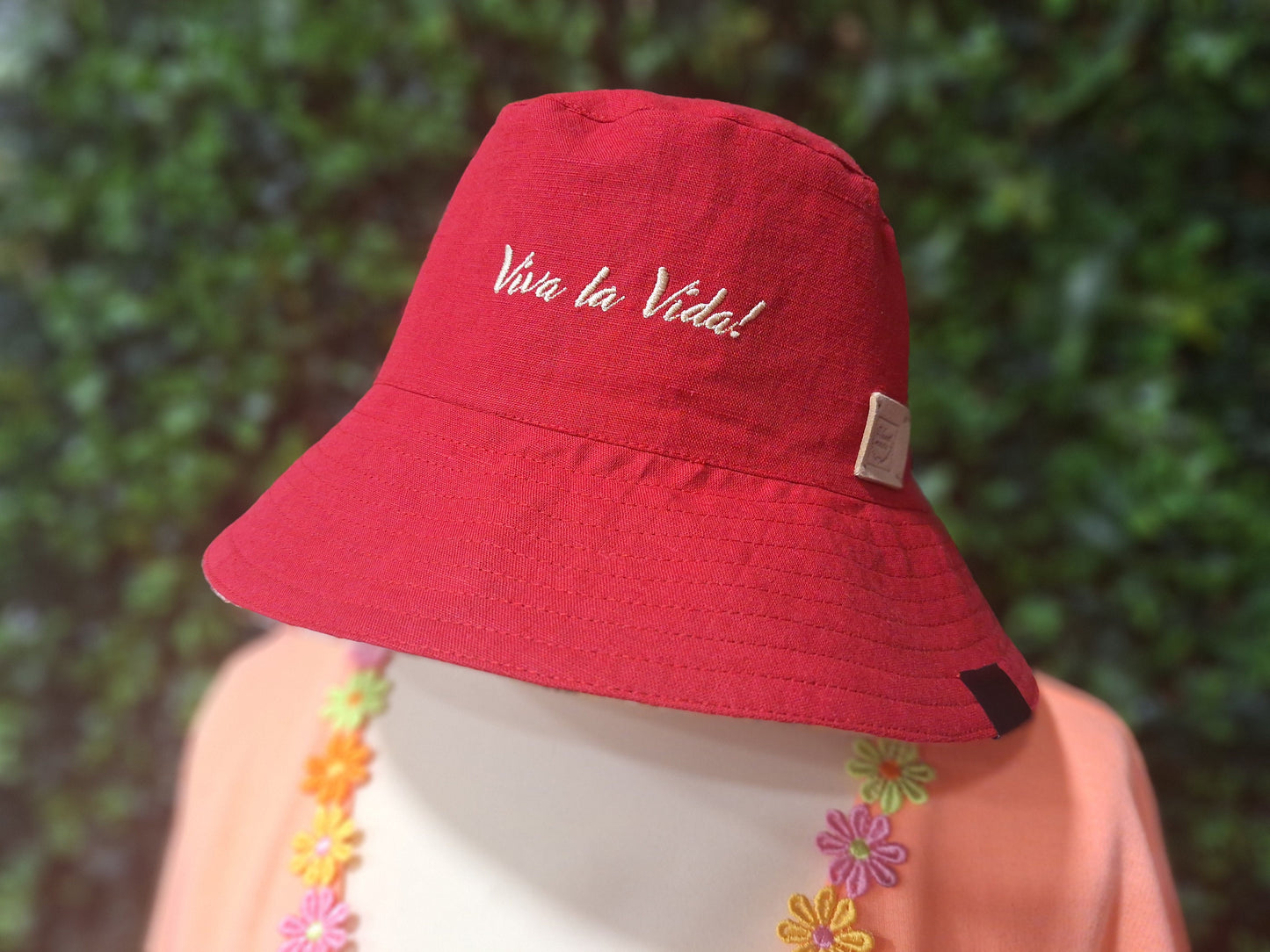 Panamá Frida Kahlo em linho vermelho, reversível, com bordado "viva la vida“ Chapéu de pano reversível. Embroidered fabric hat. Linen Hat.