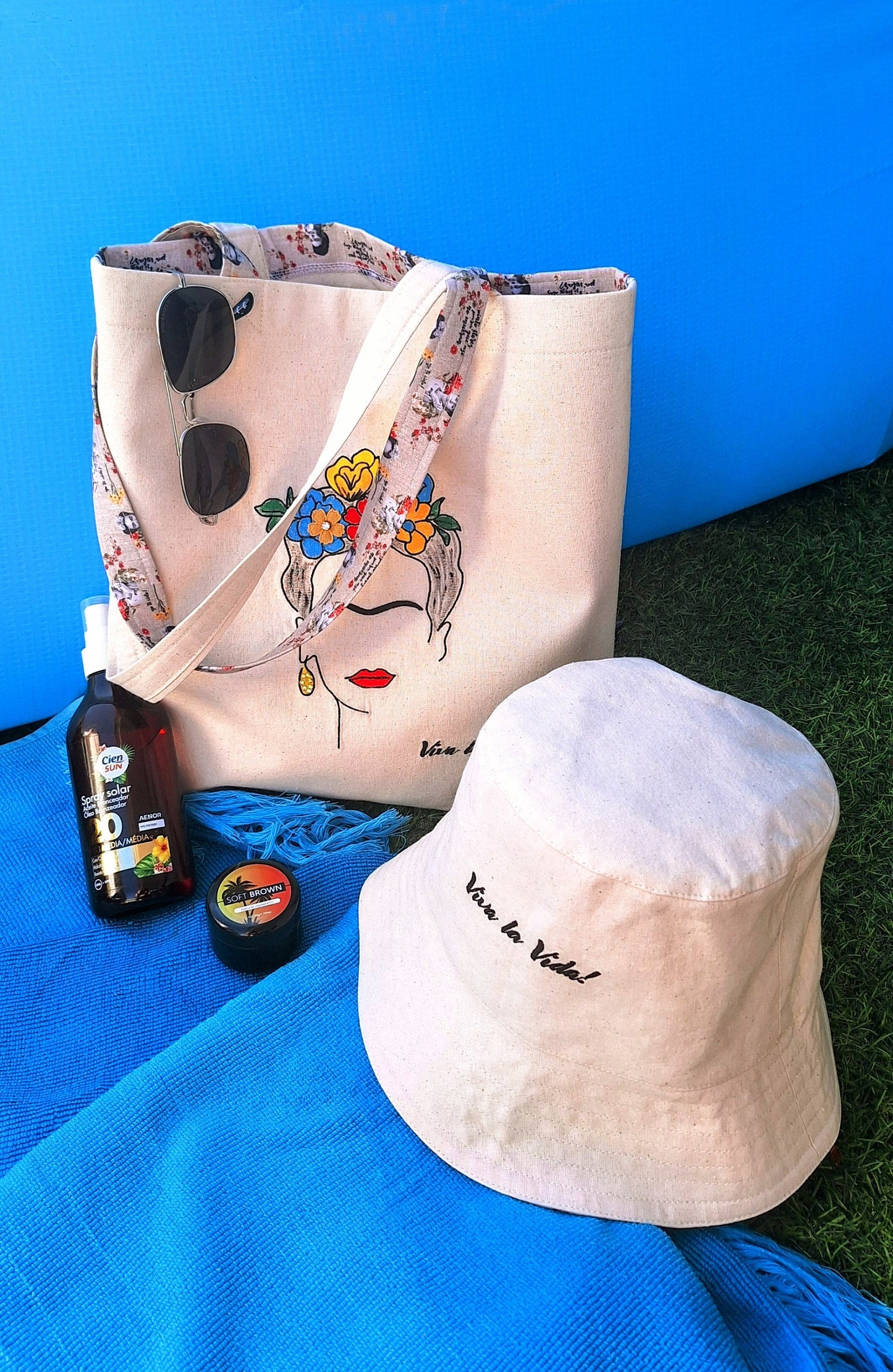 Panamá Frida Kahlo em pano cru, reversível, com bordado "viva la vida“ Chapéu de pano reversível. Embroidered fabric hat. Women Hat. Hats