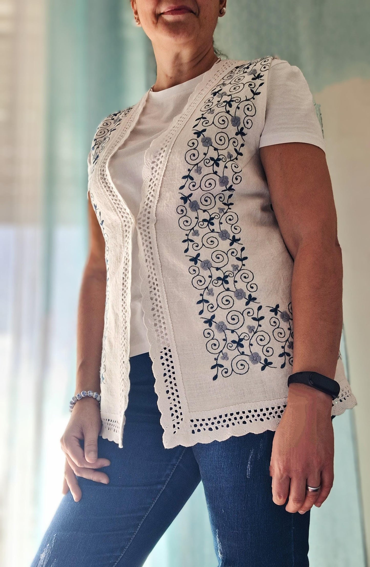 Colete Artesanal com Bordado Azul – Linho Reciclado e Costas em Ganga – Upcycled – M/L