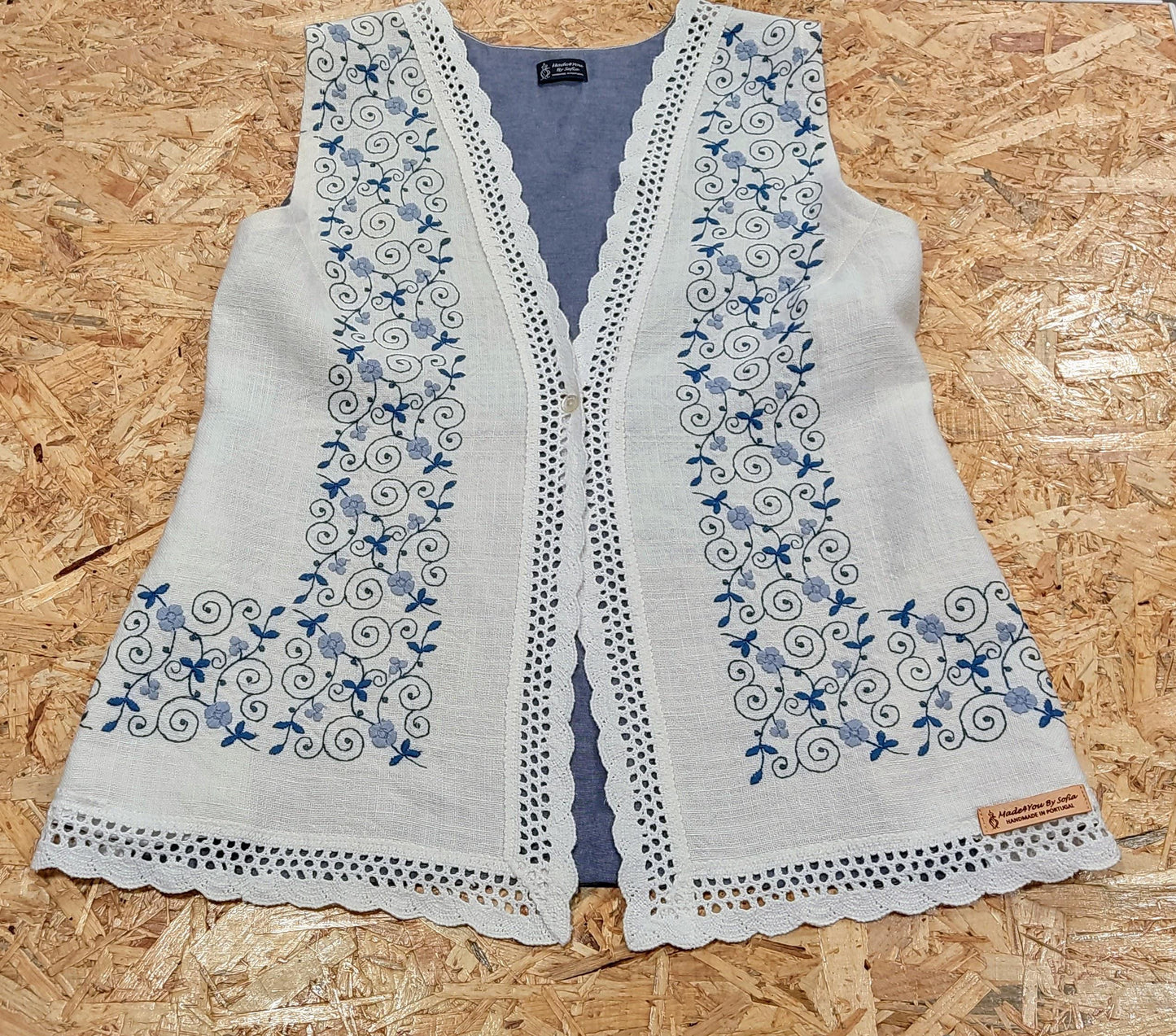 Colete Artesanal com Bordado Azul – Linho Reciclado e Costas em Ganga – Upcycled – M/L