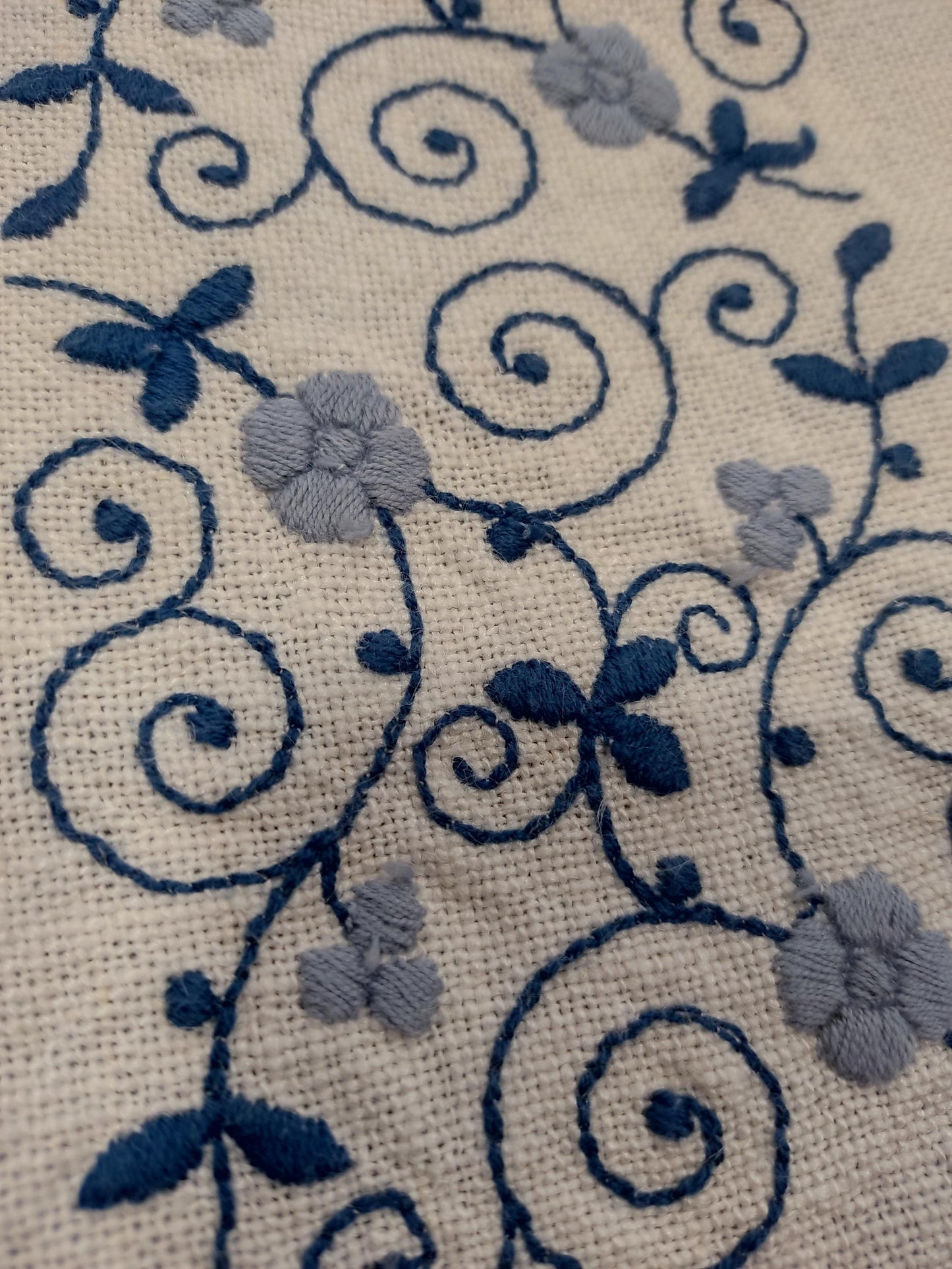 Colete Artesanal com Bordado Azul – Linho Reciclado e Costas em Ganga – Upcycled – M/L