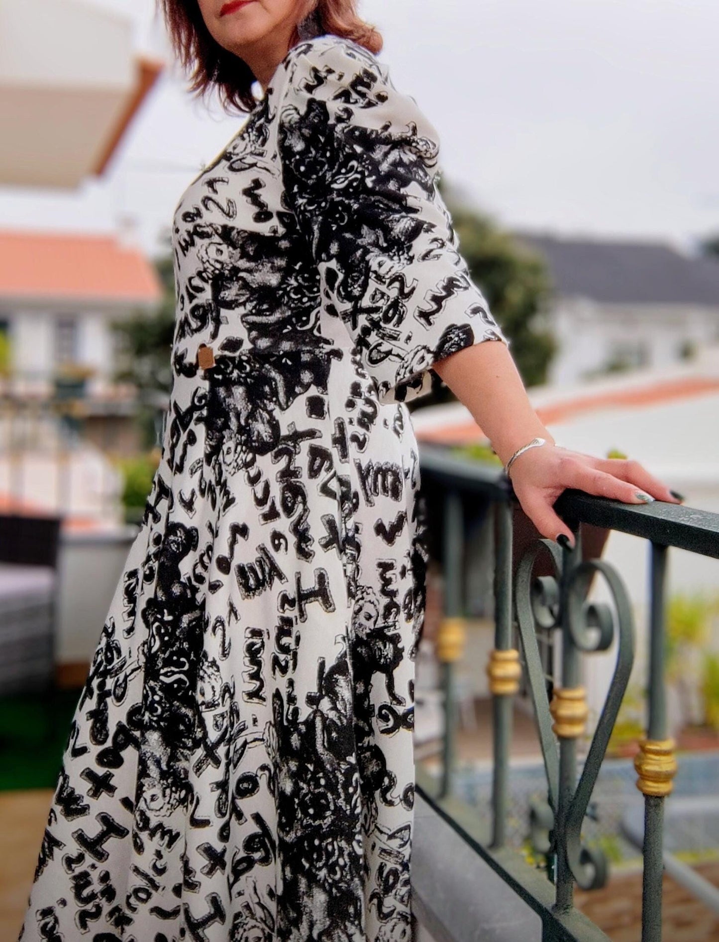 Vestido midi em malha de algodão com fantasia em preto e branco e mangas de pregas