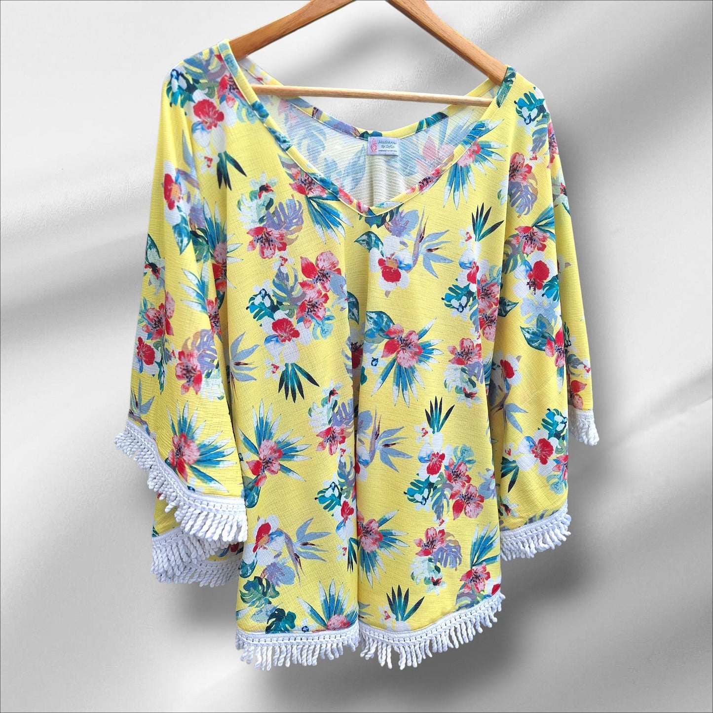 Poncho floral amarelo com franjas – leve, fresco e feito artesanalmente – ideal para verão e praia
