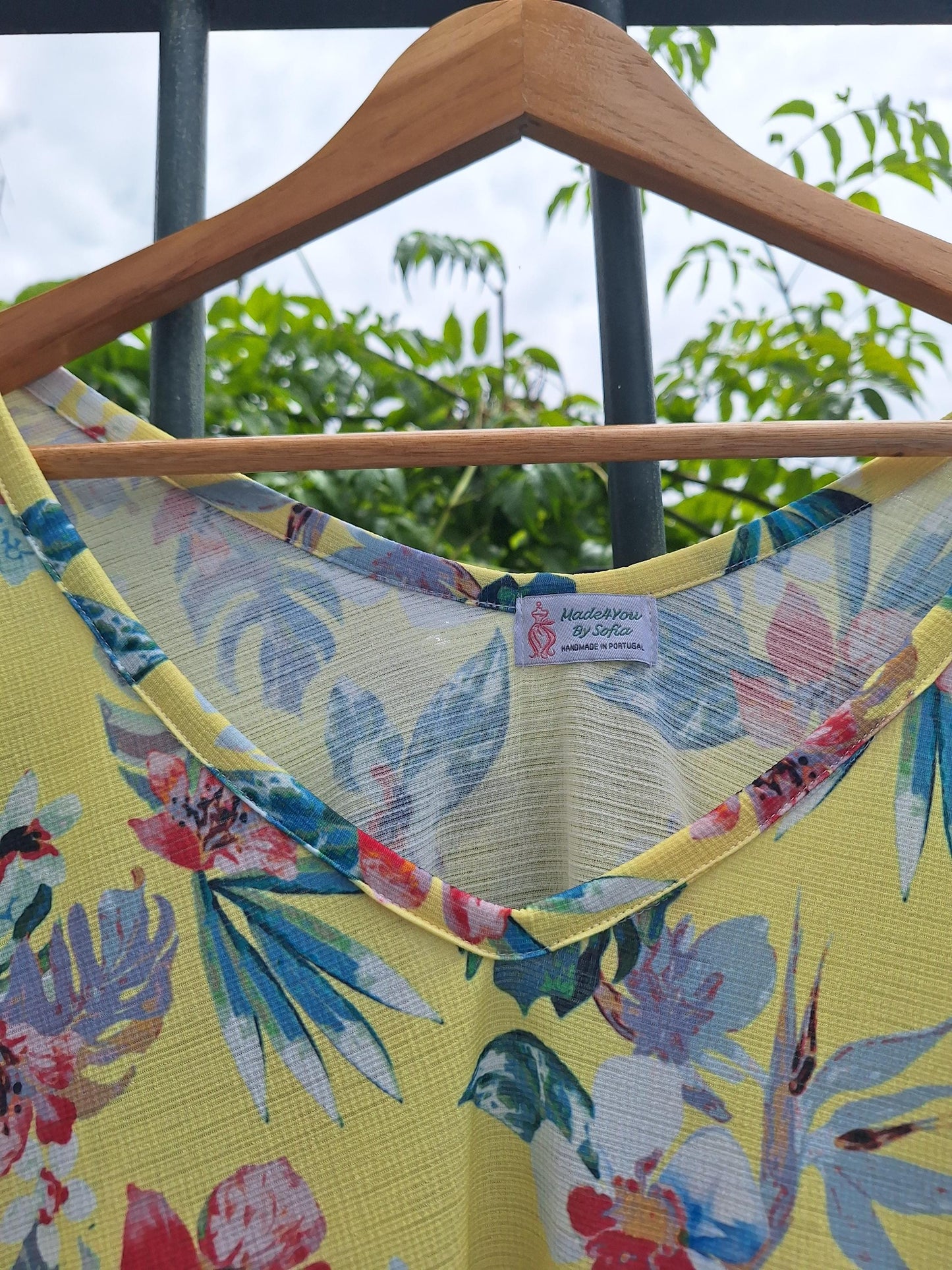 Poncho floral amarelo com franjas – leve, fresco e feito artesanalmente – ideal para verão e praia