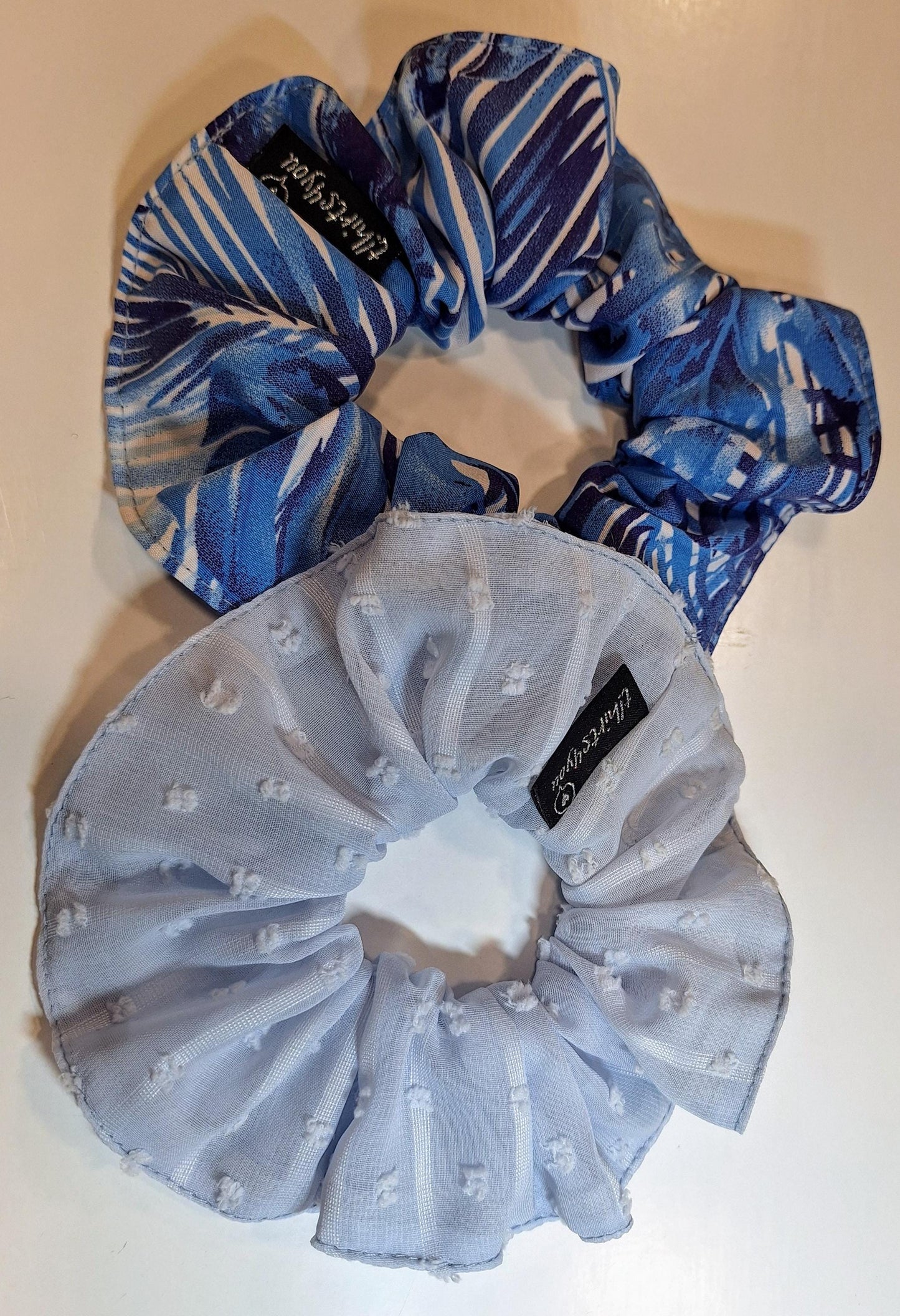 Scrunchies Exclusivos | Azul Tropical & Azul Bebé Texturado | Feito à Mão por Made4you® - Conjunto de Srunchies Azuis