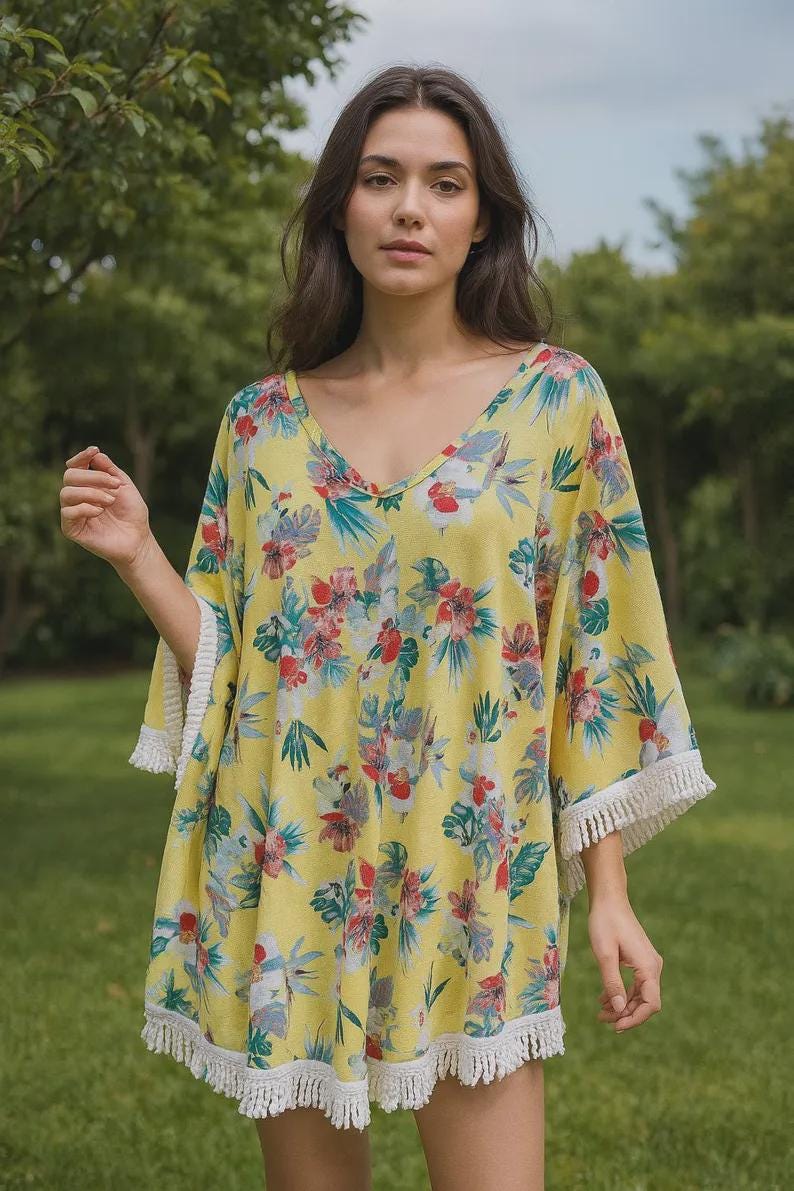 Poncho floral amarelo com franjas – leve, fresco e feito artesanalmente – ideal para verão e praia