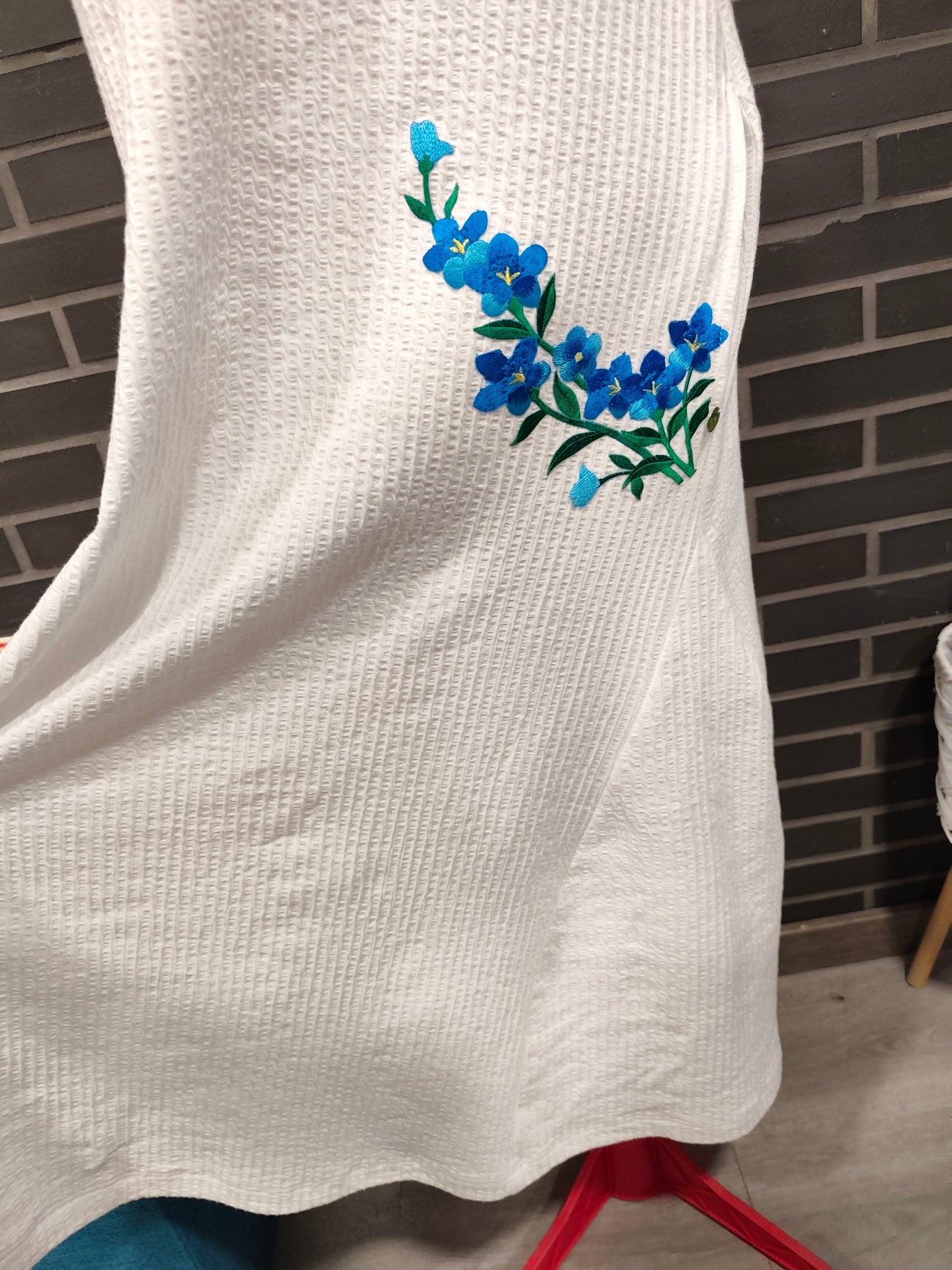 Vestido de Verão Midi Branco com Bordados Florais