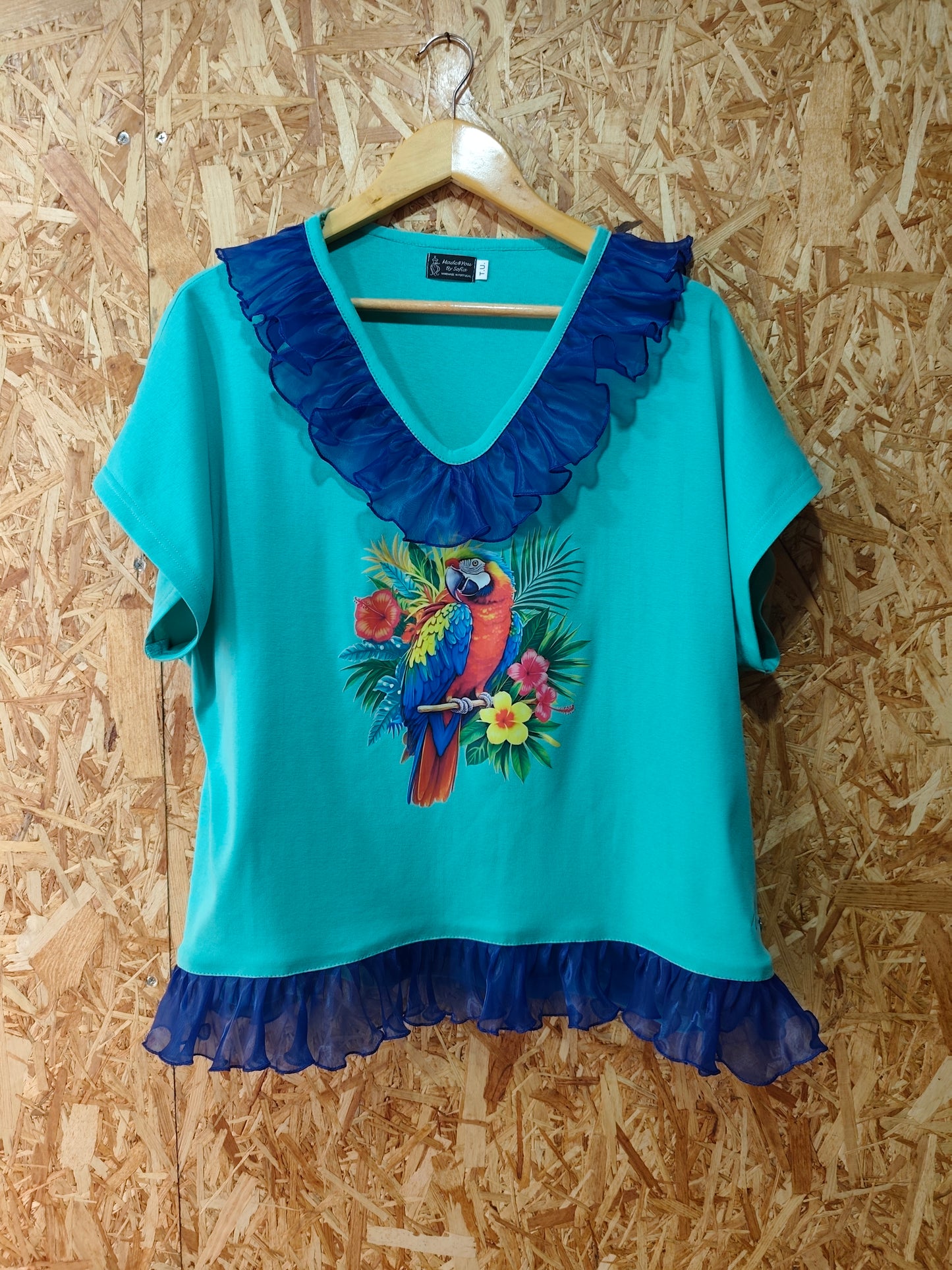 T-Shirt Tropical Verde-Água com Estampado Arara e Detalhes de Folhos