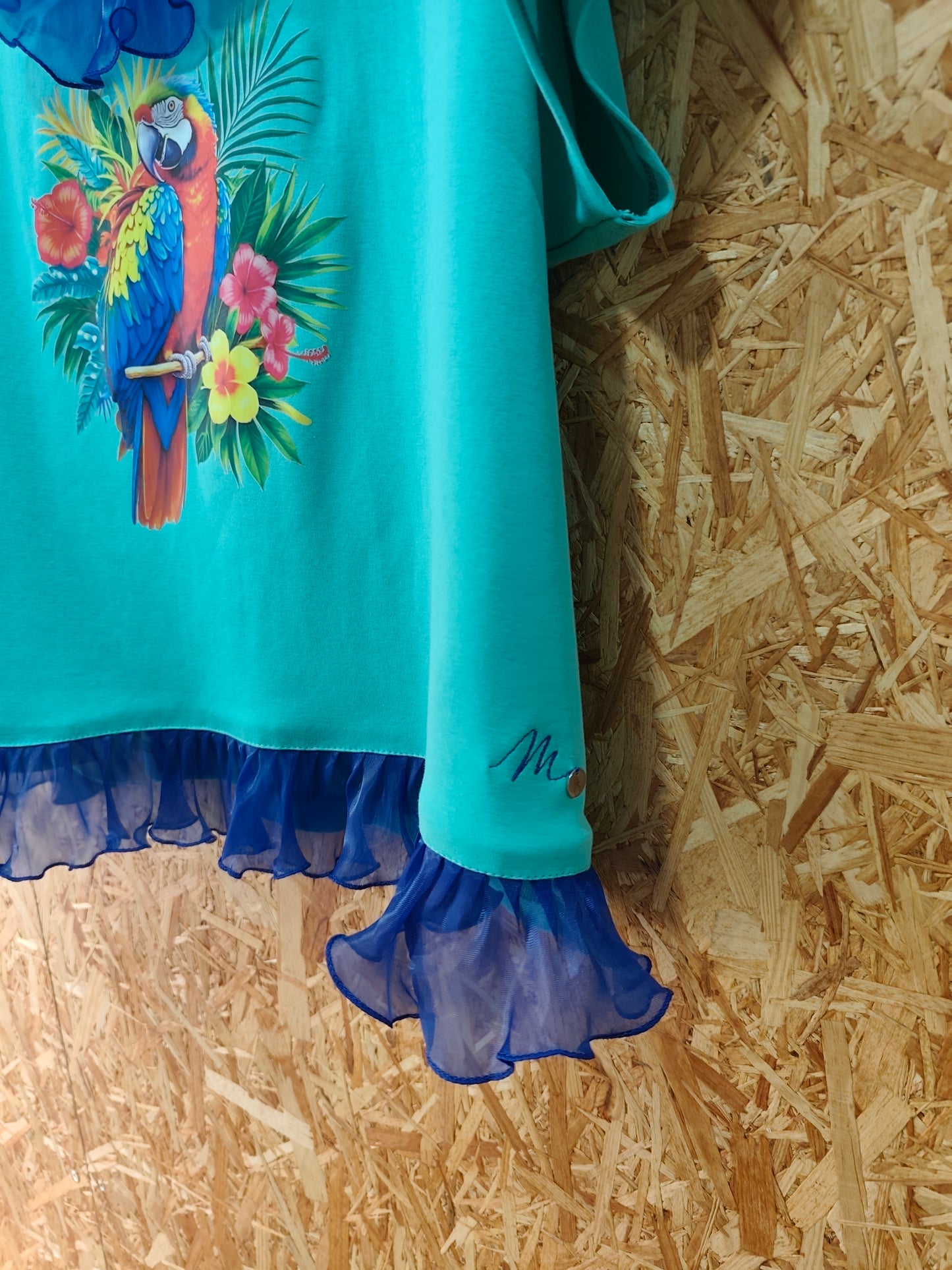 T-Shirt Tropical Verde-Água com Estampado Arara e Detalhes de Folhos