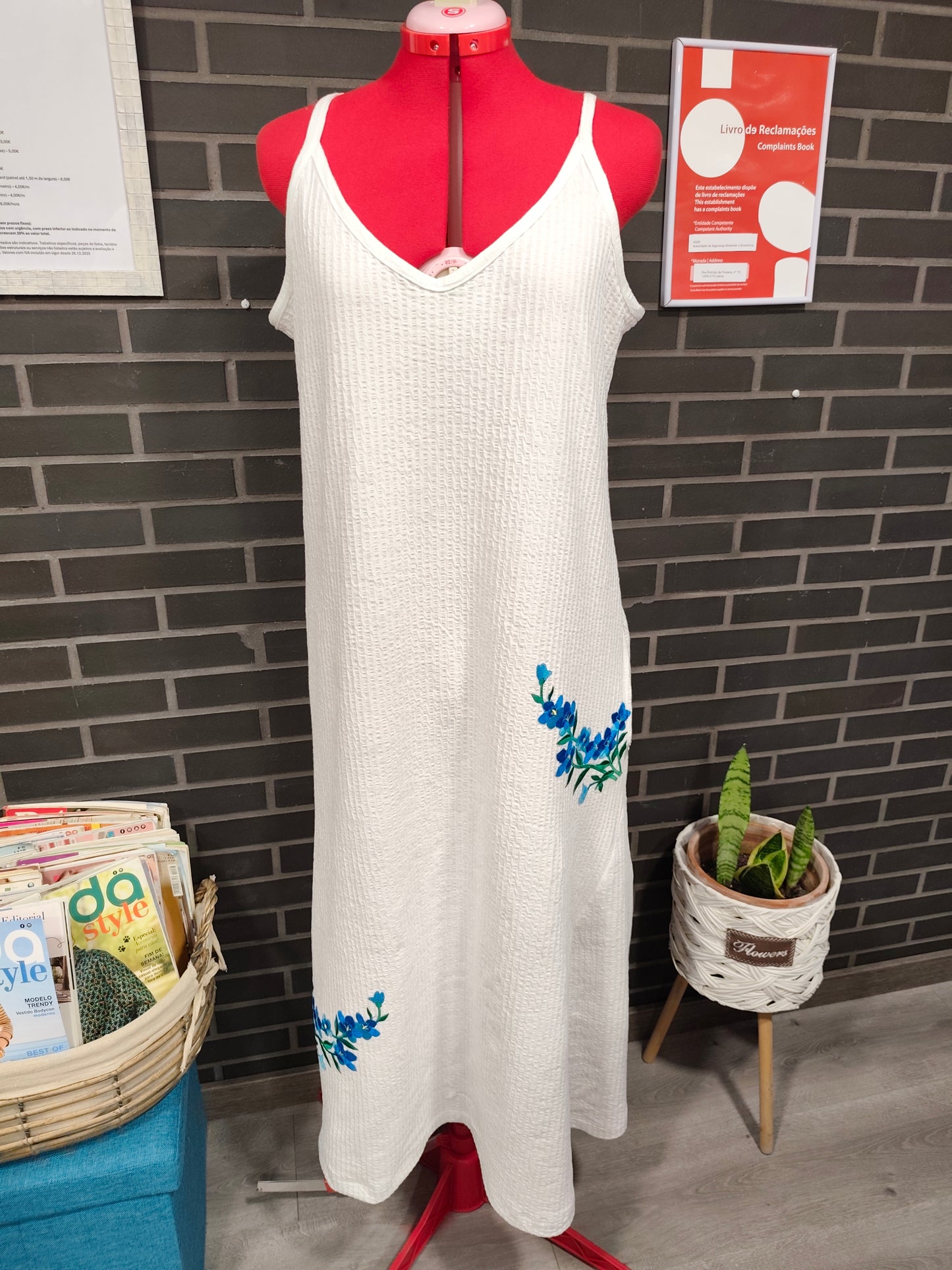 Vestido de Verão Midi Branco com Bordados Florais