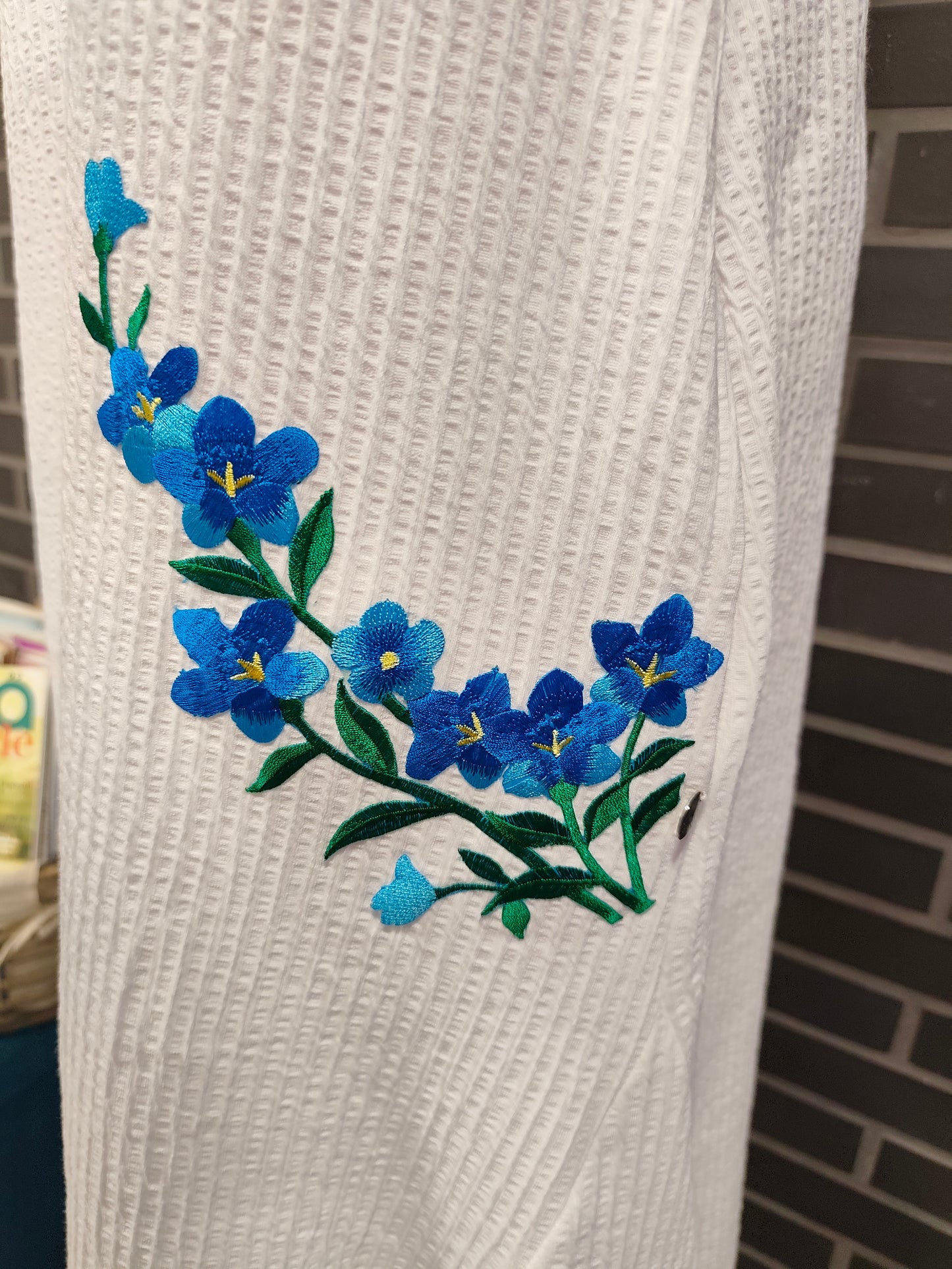 Vestido de Verão Midi Branco com Bordados Florais
