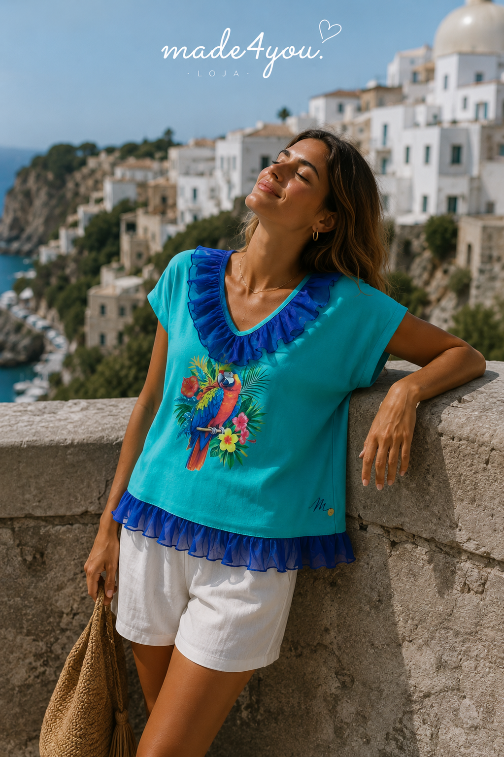 T-Shirt Tropical Verde-Água com Estampado Arara e Detalhes de Folhos