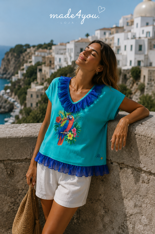 T-Shirt Tropical Verde-Água com Estampado Arara e Detalhes de Folhos
